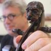 Zwei Köpfe - eine Ausrichtung: Musik. Stephan Schultz' barockes Cello trägt an der Schnecke ein geschnitztes Merkmal. Fotos: Markus Häggberg Zwei Köpfe - eine Ausrichtung: Musik. Stephan Schultz' barockes Cello trägt an der Schnecke ein geschnitztes Merkmal. Fotos: Markus Häggberg