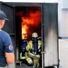 Mehr als 650 Grad Hitze herrschen im Brandcontainer: Die Männer bewegen sich kriechend und kniend. Mehr als 650 Grad Hitze herrschen im Brandcontainer: Die Männer bewegen sich kriechend und kniend.