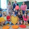 Rektorin Pia Löffler (li.) und Klassenleiterin Mona Dorn (re.) freuen sich gemeinsam mit Schülerinnen und Schülern der Klasse 3c über die großzügige Spende der VR-Bank Lichtenfels-Ebern, hier vertreten durch Tobias Gareis (Mi.).