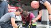 Patrick Och (re.) kontrolliert, ob Michael Braun (li) und Teampartner Matthias Schamel die Saugleitung richtig kuppeln.