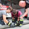 Patrick Och (re.) kontrolliert, ob Michael Braun (li) und Teampartner Matthias Schamel die Saugleitung richtig kuppeln.