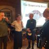 Den Wirtsleuten Thomas und Anja Langer wurde die Ehre zuteil, zusammen mit Uwe Schmitt und Marco Schmidt aus dem silbernen Kelch – dem Quaich – zu trinken.