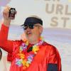 Bürgermeister Bernhard Storath machte den Spaß gut gelaunt mit, freut sich über den Inhalt der ihm überreichten Urlaubstasche - eine Dose Whiskey-Cola Bürgermeister Bernhard Storath machte den Spaß gut gelaunt mit, freut sich über den Inhalt der ihm überreichten Urlaubstasche - eine Dose Whiskey-Cola
