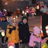 Redwitz     Letztes Jahr musste die Veranstaltung der evangelischen Kindertagesstätte Grünschnabel zu St. Martin noch wegen des schlechten Wetters ausfallen. Umso größer war heuer die Freude über den Umzug durch das Dorf. Vor allem brachten die Kinder mit ihren bunten Laternen Licht und Freude in die Dunkelheit und verbreiteten mit ihrem Singen eine frohe Stimmung. Viele verschiedene Motive zierten die zahlreichen Laternen. Sammelpunkt mit der einbrechenden Dunkelheit war er Kindergarten. Von hier machten sich die „Großen“, die Kinder des Kindergartens, auf den Weg. Dem schlossen sich die Krippenkinder mit ihren Eltern an. Vorbei ging es am Bürgerhaus zu Regens Wagner, wo der Zug von den Bewohnern der Wohngruppe Johanna bereits erwartet wurde. Groß war die Freude über den Besuch und gemeinsam stimmten alle die „Ich geh mit meiner Laterne“ an. Nun ging es zurück durch das Gässla zum Parkplatz des Freibades. Hier wurde noch einmal das altbekannte Laternenlied angestimmt. Ein gemütliches Beisammensein schloss sich an, bei dem es zur Stärkung neben Glühwein und Zaubertee auch Martinibrezeln und Laugenbrezeln gab. Dank galt der Freiwilligen Feuerwehr, die den Umzug verkehrsmäßig gesichert hatte. Text/
