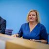 Den Verfassungsschutzbericht für 2023 stellten Bundesinnenministerin Nancy Faeser (SPD) und der Präsident des Bundesamtes für Verfassungsschutz, Thomas Haldenwang, im Sommer gemeinsam vor. (Archivbild)