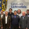 Helmut Fischer, Stellvertreter des Landrats, überreicht den neuen Naturschutzbeiräten ihre Bestellungsurkunde und ehrt die ausscheidenden Mitglieder. Im Bild (v. li.): Christine Münzberg-Seitz (Abteilungsleiterin Bauen und Umwelt, Kommunales), Friedrich Stehl, Alisa Gutsch (stellvertretende Sachgebietsleiterin Umweltzentrum), Manfred Rauh, Anton Reinhardt, Matthias Murrmann, Gerhard Hübner, Leonhard Anwander, Helmut Fischer (Stellvertreter des Landrats), Sebastian Huth, Marion Damm, Hans-Werner Herold und Marion Warmuth.