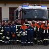 Redwitz   Die Freiwillige Feuerwehr Redwitz war Ausrichter des Lehrgangs Modulare Truppausbildung mit dem Basismodell Truppmann unter der Leitung von Kreisbrandmeister Aaron Och. Bereits Mitte Oktober hatte die Ausbildung ihren Anfang genommen. Beteiligt haben sich die Feuerwehren aus Redwitz, Unterlangenstadt, Marktgraitz, Obristfeld, Gärtenroth, Mainroth, Mistelfeld, Schwürbitz und Trainau. Von Rechtsgrundlagen über das Verhalten bei Gefahr bis zur Ersten-Hilfe-Ausbildung, reichten die Themen, auch psychische und physische Belastungen im Einsatz wurden besprochen. Eine schriftliche und praktische Prüfung rundete den Lehrgang ab. Bürgermeister Jürgen Gäbelein gratulierte allen Teilnehmerinnen und Teilnehmern dazu, diesen Lehrgang „gut gestemmt“ zu haben. Kreisbrandinsptekor Oliver Schardt und der stellvertretende Kommandant der FF Redwitz, Kai Fuhrmann, dankten den Feuerwehrlern, die für diesen Lehrgang ihre Freizeit geopfert haben. Text/