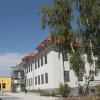Während der Generalsanierung der Grundschule musste das Bürgersolarkraftwerk auf dem Dach der Grundschule abgeschaltet werden. Dagegen klagte der Betreiber und bekam in erster Instanz Recht. Gegen das Urteil legte die Gemeinde Revision ein.  Zu dem laufenden Verfahren am Oberlandesgericht Bamberg wollte sich Bürgermeister Robert Hümmer in der Bürgerversammlung nicht äußern.