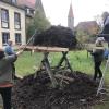 Mitglieder der LBV-Kreisgruppe entfernten altes Nistmaterial aus dem Hochstadter Storchennest.
