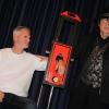 Der Trick mit der Guillotine. Uwe Niewiadomski stellt sich als Versuchskaninchen zur Verfügung. Am Ende geht alles gut aus. Der Trick mit der Guillotine. Uwe Niewiadomski stellt sich als Versuchskaninchen zur Verfügung. Am Ende geht alles gut aus.