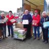 Wenn Humedica-Mitarbeiter die „Geschenke mit Herz“ abholen, hilft das Altenkunstadter Malteser-Team, die vielen Päckchen in einen Lastwagen zu laden. Auch für die kommende Weihnachtsaktion  hoffen Ortsbeauftragter Georg Vonbrunn (li.) und Organisator Willi Fruck (3. v. re.) auf die Spendenfreudigkeit der Bürger.