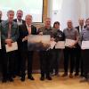 Bezirkstagspräsident Henry Schramm mit dem Fotografen des Siegerfotos, Sascha Ott aus Bad Staffelstein (6. und 7. v. li.), sowie weiteren Preisträgern und Jurymitgliedern. Bezirkstagspräsident Henry Schramm mit dem Fotografen des Siegerfotos, Sascha Ott aus Bad Staffelstein (6. und 7. v. li.), sowie weiteren Preisträgern und Jurymitgliedern.