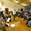 In den vergangenen Tagen war Arrangeur, Bandleader und Chordirigent Wolfgang Wirsching (Bildmitte) damit beschäftigt, Theaterleute, Band und Chor perfekt „zusammen zu bringen“. Am 12. und 13. Oktober wird „Das Labyrinth der Dr. Wangen“ aufgeführt.