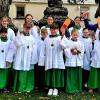 Lichtenfels  Am Erntedanksonntag führte Pfarrer Roland Neher in der Kirche „Unsere Liebe Frau“ zehn neue Ministrantinnen und Ministranten in ihr Amt ein. Simon Schmidt, Antonia Voll, Alena Hennemann, Justus Gleißner, Jens Hönninger, Clara Lieb, Martha Lieb, Luisa Herold, Florentina Neipperg und Nepomuk Bechmann erlebten zusammen mit Claudia Ruß ihren Einführungsgottesdienst. Zwei Ministranten werden vorwiegend in der Heiligen Familie in Lichtenfels und acht in „Unsere Liebe Frau“ verortet sein. Die Zukunft allerdings zeigt auf, dass ein gegenseitiges Helfen und Wirken an allen Lichtenfelser Kirchorten anhand steigender Umstrukturierung gelegentlich nötig sein wird. Vorbereitet wurden die Kinder von ihren Oberministrantinnen Mia, Antonia, Marie und Nina. Die Kinder und Jugendlichen gestalteten den Gottesdienst mit. Sie verglichen ihren Dienst in Predigt und Fürbitte mit unterschiedlichen Lebenswegen, die auf unterschiedlichen Schuhen zu bewältigen sind. „Manchmal wird es auch schwer oder steinig – bei Wallfahrten, Wegen, auf dem Friedhof – dann haben die Schuhe schon Gebrauchsspuren.“ Die Hausschuhe sollen zeigen, dass die Kinder und Jugendlichen in der Kirche einen Heimatort gefunden haben ähnlich, wie es bei ihren Familien zu Hause der Fall ist.  Text: red/