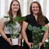 Dank mit Blumen für die Chronistinnen Tanja (li.) und Bianca Martin nach der Erstellung einer Vereinschronik des Gesangsverein Ebneth- Hainweiher.