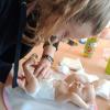 Eine angehende Babysitterin im Kurs.