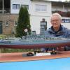 Werner Hahn aus Altenkunstadt vor seinem Nachbau des japanischen Schlachtschiffes „Yamato“, das am 7. April 1945 im Atlantik versenkt worden war. Werner Hahn aus Altenkunstadt vor seinem Nachbau des japanischen Schlachtschiffes „Yamato“, das am 7. April 1945 im Atlantik versenkt worden war.