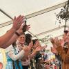 Da hat Holger Gunzelmann gut lachen: Die „Maascheißer“ sorgen für mächtig Stimmung im Festzelt.
