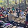 Der Posaunenchor aus Großheirath unterhielt die Gemeinde beim Gottesdienst am Schifferbrunnen bei strahlendem Sonnenschein