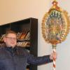 Pfarrvikar Philipp Janek mit einem die 14 Nothelfer abbildenden Stab Pfarrvikar Philipp Janek mit einem die 14 Nothelfer abbildenden Stab
