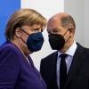 Nach dem Wahlsieg von Olaf Scholz kämpften Angela Merkel und er vorübergehend gemeinsam gegen Corona.