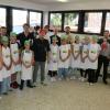 Sie wirkten bei der Brotback-Aktion für „Brot für die Welt“ in Mitwitz mit. Die Konfis, das Filmteam aus Coburg, Jürgen Irlbacher als Sohn der ehemaligen Bäckerei und rechts neben ihm mit der Roten Mütze der Weltbäcker des Jahres 2022 Alex Schmitt, Pfarrer Burkhard Sachs und (re.) Anne-Katrin Mellmann von „Brot für die Welt“. Sie wirkten bei der Brotback-Aktion für „Brot für die Welt“ in Mitwitz mit. Die Konfis, das Filmteam aus Coburg, Jürgen Irlbacher als Sohn der ehemaligen Bäckerei und rechts neben ihm mit der Roten Mütze der Weltbäcker des Jahres 2022 Alex Schmitt, Pfarrer Burkhard Sachs und (re.) Anne-Katrin Mellmann von „Brot für die Welt“.