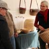 Silke Seibt mit zwei Kundinnen im Verkaufsgespräch. An ihrem Stand gibt es Körbe in allen Größen zu kaufen. Silke Seibt mit zwei Kundinnen im Verkaufsgespräch. An ihrem Stand gibt es Körbe in allen Größen zu kaufen.