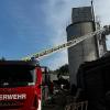 Am Brandtag: Mit der Drehleiter geht die Feuerwehr gegen das Feuer im Silo an.