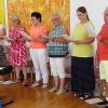 Volkslieder, Schlager, Filmmelodien und lustige Anekdoten präsentierten die Sängerinnen und Sänger des evangelischen Kreuzberg-Kirchenchors Altenkunstadt mit ihrer Leiterin Valentina Backert (am Klavier) bei einem Musiknachmittag im Friedrich-Baur-Seniorenzentrum St. Kunigund.