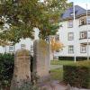 Baudenkmal und Sagenort. Eine Geschichte erzählt von zwei Kreuzsteinen vor dem Finanzamt Lichtenfels. Archivfoto: Jeanette Weisser