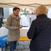 Beim Korbmarkt: Wera Wolniczak klärt die Besucher über Typisierung für Stammzellenspenden auf.