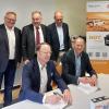 Dr. Klaus Eichhorn, Geschäftsführer der Moll Batterien GmbH, und Prof. Dr. Stefan Gast, Präsident der Hochschule Coburg unterzeichnen eine Interessenbekundung zur gemeinsamen Forschung an Natrium-Ionen-Akkus. Dr. Klaus Eichhorn, Geschäftsführer der Moll Batterien GmbH, und Prof. Dr. Stefan Gast, Präsident der Hochschule Coburg unterzeichnen eine Interessenbekundung zur gemeinsamen Forschung an Natrium-Ionen-Akkus.
