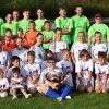 Die Redwitzer Damen des FC (vorne) mit Jessica Freitag (Mi., mit Blumen) sowie Heiners Traumelf (hinten).