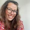 Talent zur Entertainerin: Carolin Bäz-Dölle aus Lichtenfels singt im Finale von „Herzklopfen kostenlos“ in Pößneck.