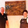 Das holzgeschnitzte Schild war ein Geschenk zum Einzug. Das holzgeschnitzte Schild war ein Geschenk zum Einzug.