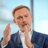 Seit sie sich telefonisch krankschreiben lassen können, fehlten mehr Menschen im Job, meint Lindner. (Archivbild)