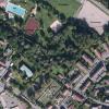 Das stark bewachsene Projektgrundstück für „Kleiner Wohnen@Land Redwitz“ liegt zwischen der katholischen Kirche St. Michael und den Sportanlagen hinter dem Freibad.
