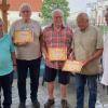 Urkunden erhielten (3. und 4. und 5. v. li.) Rudolf Mager, Edgar Föhrweißer und Joseph Hofmann. Fotos: Edgar Föhrweißer Urkunden erhielten (3. und 4. und 5. v. li.) Rudolf Mager, Edgar Föhrweißer und Joseph Hofmann. Fotos: Edgar Föhrweißer