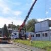 Abtransportiert werden die Container-Klassenzimmer, in denen die Schüler während der Sanierung der Grundschule seit September 2019 unterrichtet worden waren.