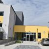 Hell und modern in Gelb und Grau präsentiert sich die Grundschule Altenkunstadt nach der Sanierung. Die Arbeiten am Pausenhof mit barrierefreiem Zugang sind abgeschlossen. Erneuert werden müssen noch die Turnhalle und der vordere Bereich des Hofs neben dem Altbau. Hell und modern in Gelb und Grau präsentiert sich die Grundschule Altenkunstadt nach der Sanierung. Die Arbeiten am Pausenhof mit barrierefreiem Zugang sind abgeschlossen. Erneuert werden müssen noch die Turnhalle und der vordere Bereich des Hofs neben dem Altbau.