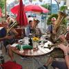 Die Musik „Tuba“ spielte während der Olümpiade beim „Steinernen Löwen“ gegenüber. Die Musik „Tuba“ spielte während der Olümpiade beim „Steinernen Löwen“ gegenüber.