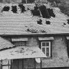Im Dachgeschoss der in Privatbesitz befindlichen „Alte Schule“ in Kleinziegenfeld brennt es in der Nacht zum 1. September 1999 infolge eines technischen Defekts. Archivfoto: Gabi Hoch