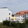 Der sanierte Neubau und der Altbau, in dem auch der Hort untergebracht ist. Der sanierte Neubau und der Altbau, in dem auch der Hort untergebracht ist.