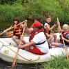 Das Wasser, ob in den Freibädern, den Bächen und Flüssen, ist in den Sommermonaten ein besonders beliebtes Element und dient vor allem der Erfrischung.  Andererseits wird es auch gerne genutzt, um selbst einmal mit dem Schlauchboot darauf zu paddeln. Dazu bot wieder die Wasserwachtortsgruppe eine Gelegenheit – und die Bootsfahrten auf dem Main waren wieder eine gut besuchte Freizeitaktivitäten im Rahmen des diesjährigen Jugend-Sommer-Ferienprogramms.  Am vergangenen Wochenende war es am Mainwehr von Maineck so weit. Die beiden Schlauchboote waren von den Bootsführern für den Ausflug antransportiert worden. Da es eine Veranstaltung im Rahmen des Jugend-Sommer-Ferienprogramms war, übernahmen diesmal vor allem die Mitglieder der Jugendgruppe der Rettungsorganisation Altenkunstadt die Federführung.   Nachdem den Kindern und Jugendlichen alles erklärt worden war, was man auf dem Wasser beachten muss, hieß es noch „Schwimmwesten anlegen!“. Erst dann durften die Boote bestiegen werden. Sicherlich wäre es einfach gewesen, wenn die beiden Schlauchboote mit einem Außenbord- oder Elektromotor ausgestattet gewesen, doch hieß es für alle kleinen Bootsfahrer zu den Paddeln zu greifen und damit die Schiffe auf Kurs zu bringen. Die Leiterinnen und Leiter der Jugendgruppe waren ebenfalls mit dabei und so bewegten sich die beiden Schifflein behäbig auf dem Main dahin. Und es boten sich vielfältige Anblicke in der Natur:  Enten flogen aufgeschreckt davon, Libellen, Schmetterlinge und eine reiche Vogelwelt begegneten dabei ebenfalls den Kindern und Jugendlichen und im Wasser selbst schwamm so mancher kleine Fisch.   Besonders begeistert reagierten die Passagiere, als sie, wie bei einer großen Schiffsreise, unter Brücken hindurch schippern durften. Und es ging weiter vorwärts, an so manchem Altwasser vorbei und begleitet von einer bewachsenen Uferlandschaft. Nach einer fast zweistündigen Fahrt begann der „Ziel-Hafen“, das Bootshausgelände am Main, näher zu rücken.  Hier waren viele Eltern vor Ort und nahmen ihren kleinen Seefahrer wieder wohlbehalten in Empfang. In Anbetracht der Hochsommerlichen Temperaturen wurden im Anschluss von allen Limos und Wiener, die von der Gemeinde Altenkunstadt gespendet worden waren, gerne in Empfang genommen. Zweiter Bürgermeister Marco Weidner nutzte dabei die Gelegenheit und dankte der gesamten Mannschaft der Wasserwachtortsgruppe von Altenkunstadt mit ihrem Vorsitzenden Bastian Groß recht herzlich für dieses Freizeitvergnügen, das in der Schulferienzeit wieder viel Anklang bei den Mädchen und Jugend fand.