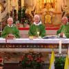 Neben dem Jubilar Pater Johannes (Mitte) standen Pater Bernhard sowie Guardian Pater Maximilian (re.) am Altar.