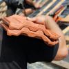 Sie arbeiten ganz oben – und oft in praller Sonne: Dachdecker machen zwar „hohe Jobs“, aber bei hohen Temperaturen brauchen sie auch einmal Hitzefrei. Damit die Dachdecker trotzdem mit ihrem Lohn klarkommen, gibt es ein Ausfallgeld – einen „Extremwetter-Ersatzlohn“, sagt die IG BAU