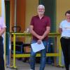 Die Kinder singen für den verblüfften Harald Klier (2. v. li.) ein Abschiedslied. Die Überraschung von Leiterin Ulli Zenk, BürgermeisterBernhard Storath, Katrin Lienert, Pater Jacob Lijoy und Peter Würker istgelungen (v. li.).