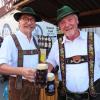 Zweimal beste Freunde, zweimal traditionell gekleidet : Harald aus Bad Staffelstein (li.) und Hans aus Mittenwald. Fotos: Monika Schütz