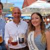 Es ist das letzte offizielle Bierbrauerfest der scheidenden Thermenkönigin Vanessa - zweiter Bügermeister Holger Then (li.) und Landrat Christian Meißner stoßen mit ihr auf ein friedliches Fest an.