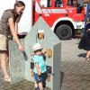 Auch beim Aufrichten der „Flammen“ halfen alle mit. Fotos: Stefan Motschenbacher